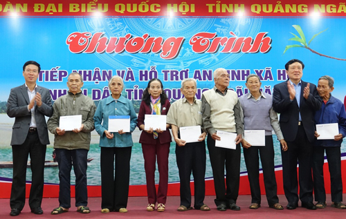 Ông Võ Văn Thưởng và ông Nguyễn Hòa Bình trao quà cho các hộ gia đình chính sách, người có công tiêu biểu ở TP. Quảng Ngãi.