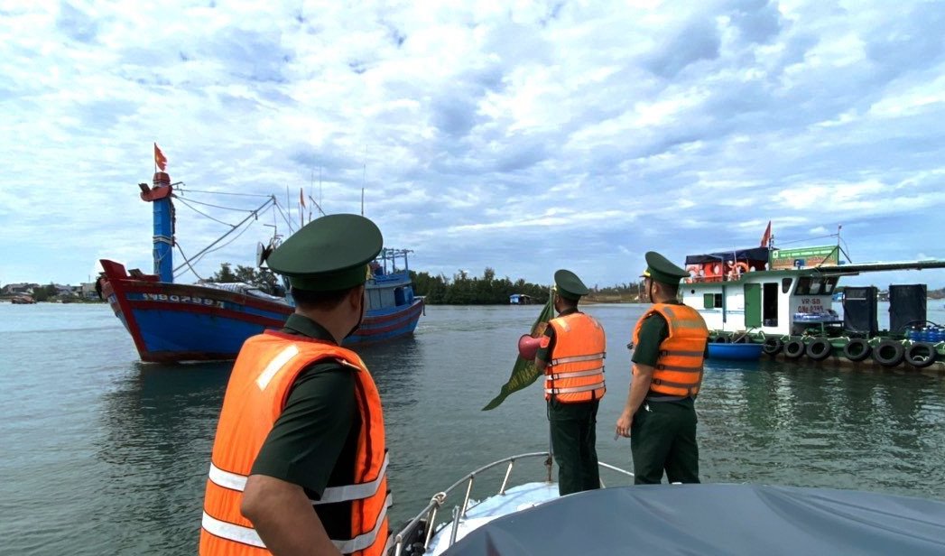 Lực lượng chức năng Quảng Ngãi kêu gọi tàu chạy vào bờ trú bão số 4.