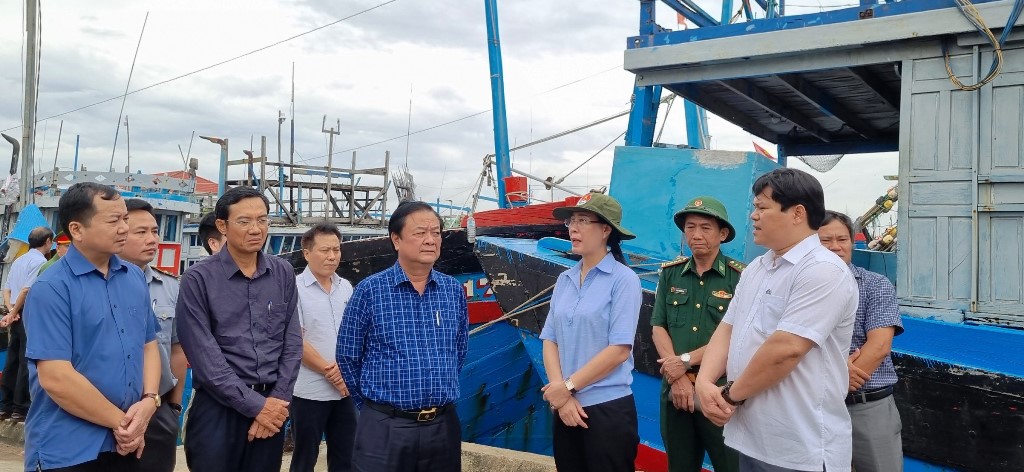 Bộ trưởng Lê Minh Hoan (áo xanh, giữa) làm việc với tỉnh Quảng Ngãi tại Cảng neo đậu Tịnh Hòa.