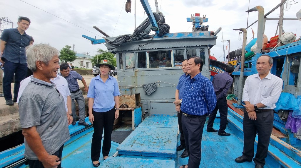 Bộ trưởng Lê Minh Hoan kiểm tra tình hình phòng chống bão số 4 tại cảng neo đậu Tịnh Hòa