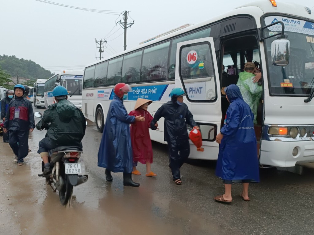 Xe Công ty CP Thép Hòa Phát Dung Quất đưa đón người dân Bình Sơn đi trú bão