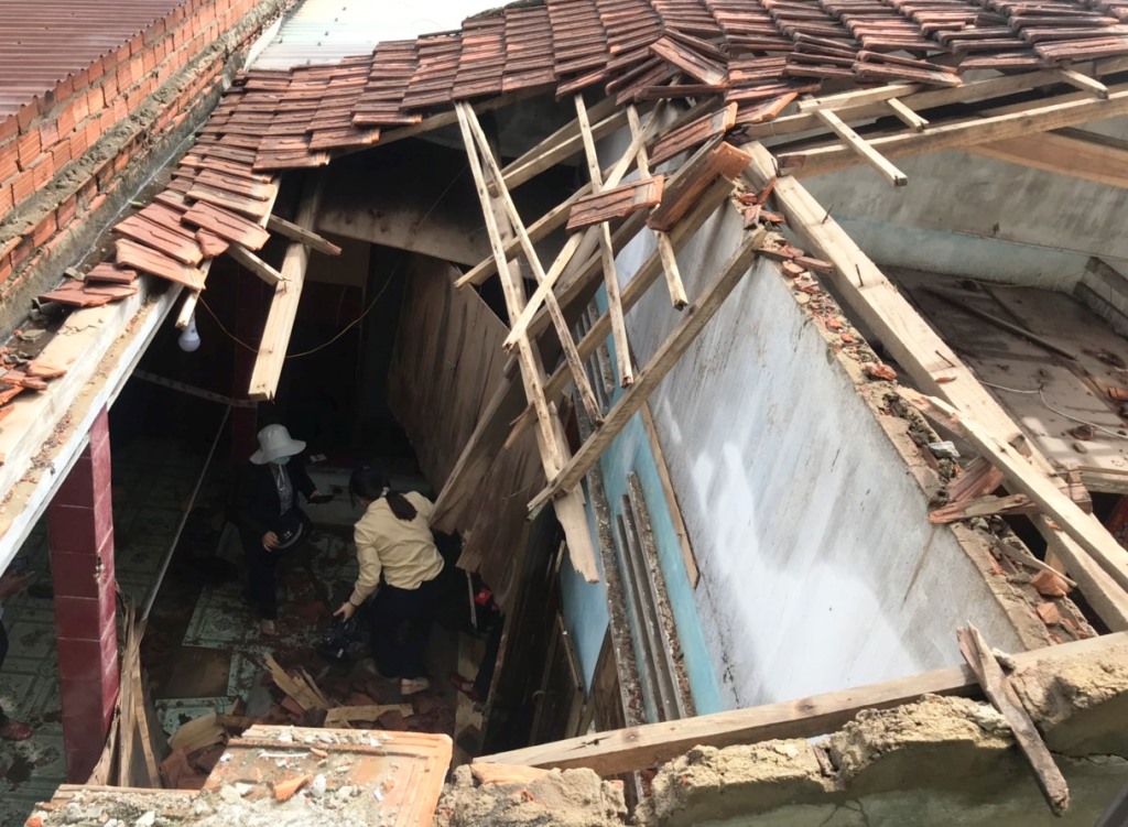 Nhà của người dân xã Bình Thuận (huyện Bình Sơn, Quảng Ngãi) bị tốc mái, hư hỏng