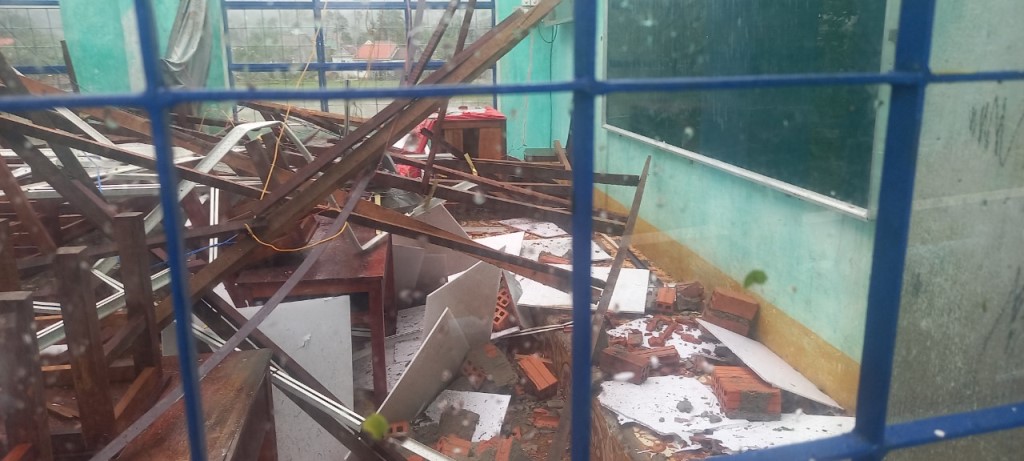 Trường THCS Nguyễn Thành Hãn, xã Duy Sơn, huyện Duy Xuyên (Quảng Nam) bị hư hỏng nặng (ảnh CTV)