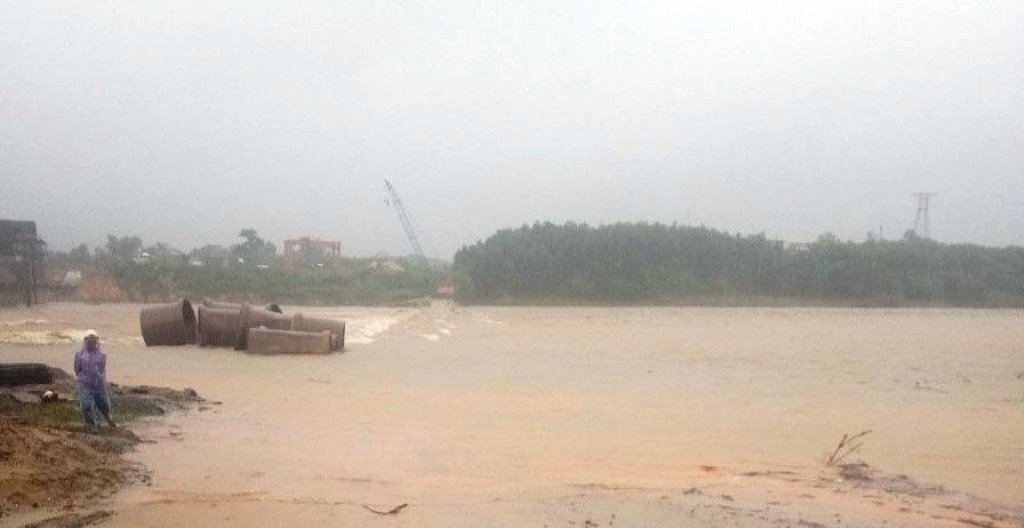 Cầu Tầm Linh, xã Sơn Linh (huyện Sơn Hà, Quảng Ngãi) bị ngập sâu.