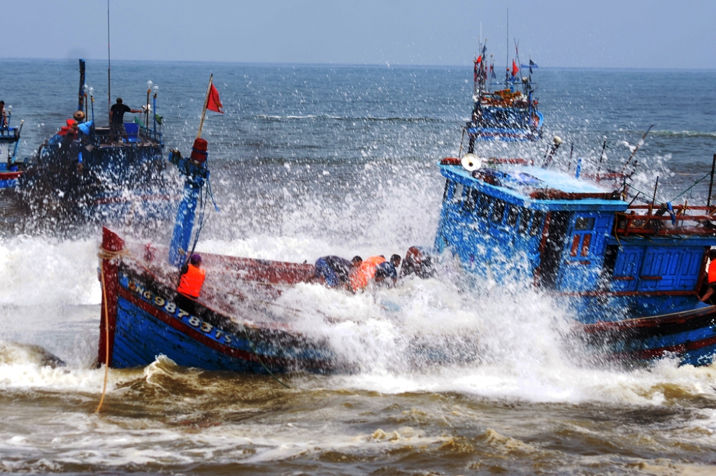 Tàu cá của ngư dân Quảng Ngãi gặp nạn (ảnh minh họa)