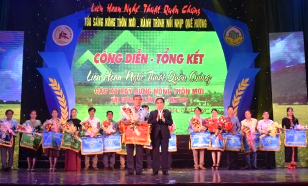 Ông Trần Anh Tuấn, Phó Chủ tịch UBND tỉnh Quảng Nam trao giải Nhất cho đơn vị Hội An