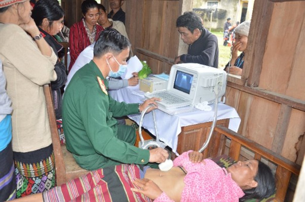 Bộ CHQS tỉnh Quảng Nam khám bệnh cho nhân dân Lào (ảnh CTV)