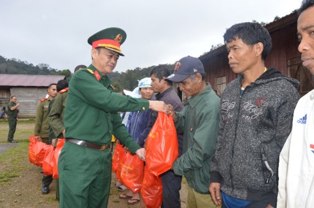 Thượng tá Hồ Huy Hùng, Phó Chính ủy Bộ CHQS tỉnh tặng quà cho nhân dân Lào (ảnh CTV)