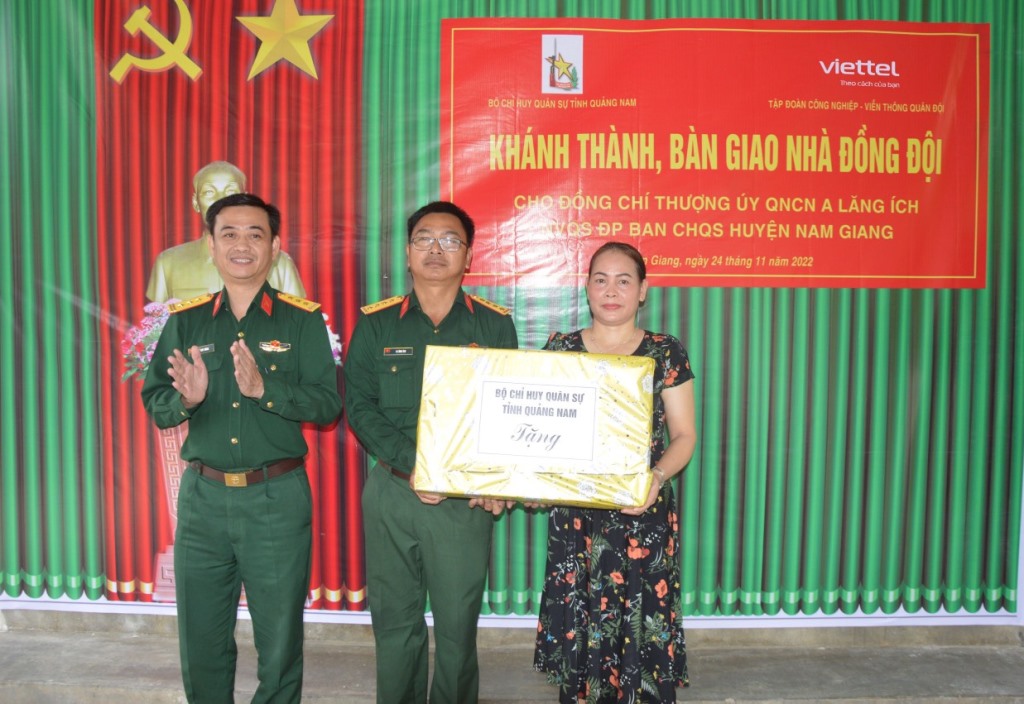 Bộ CHQS tỉnh Quảng Nam, Ban CHQS huyện Nam Giang, Chính quyền địa phương tặng quà cho  gia đình 2 quân nhân.