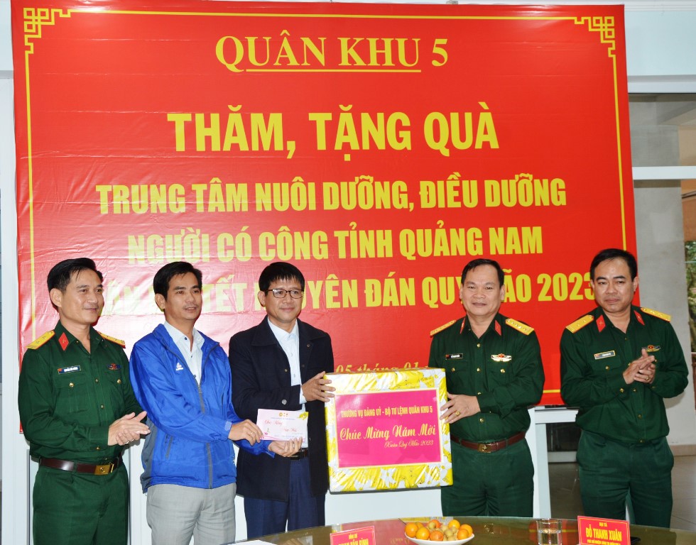 Quân khu 5 tặng quà Trung tâm nuôi dưỡng, điều dưỡng người có công tỉnh Quảng Nam.