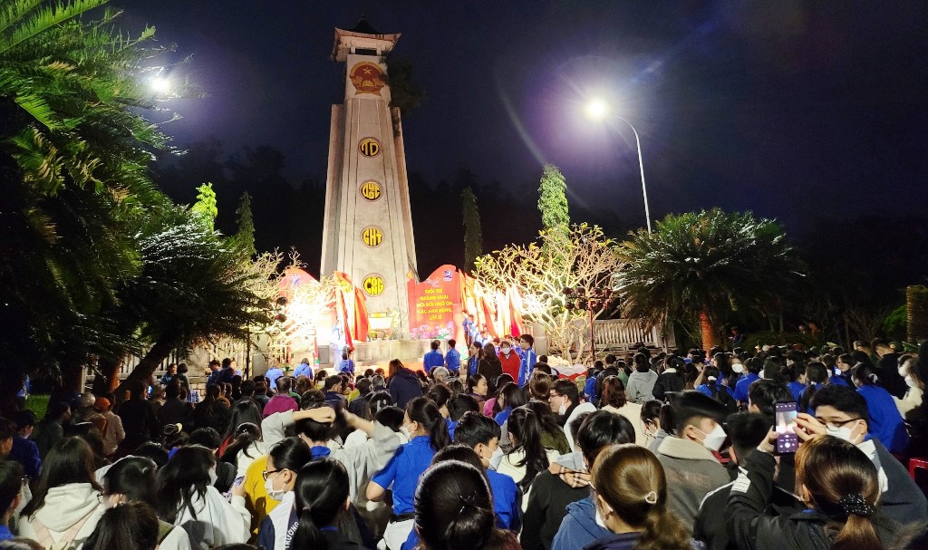Đông đảo các đoàn viên thanh niên trong tỉnh Quảng Ngãi tham dự Lễ thắp nến tri ân các Anh hùng liệt sĩ nhân dịp Tết Nguyên đán Quý Mão - 2023. 