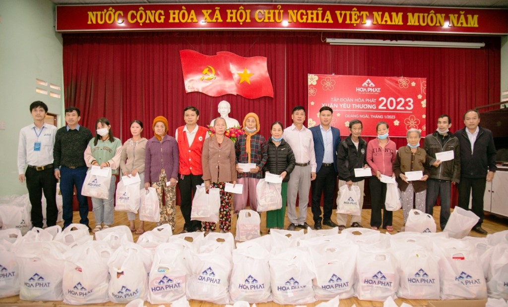 Đại diện Công ty Thép Hòa Phát Dung Quất cùng Lãnh đạo địa phương trao những suất quà Tết tới bà con tại huyện Bình Sơn, tỉnh Quảng Ngãi 