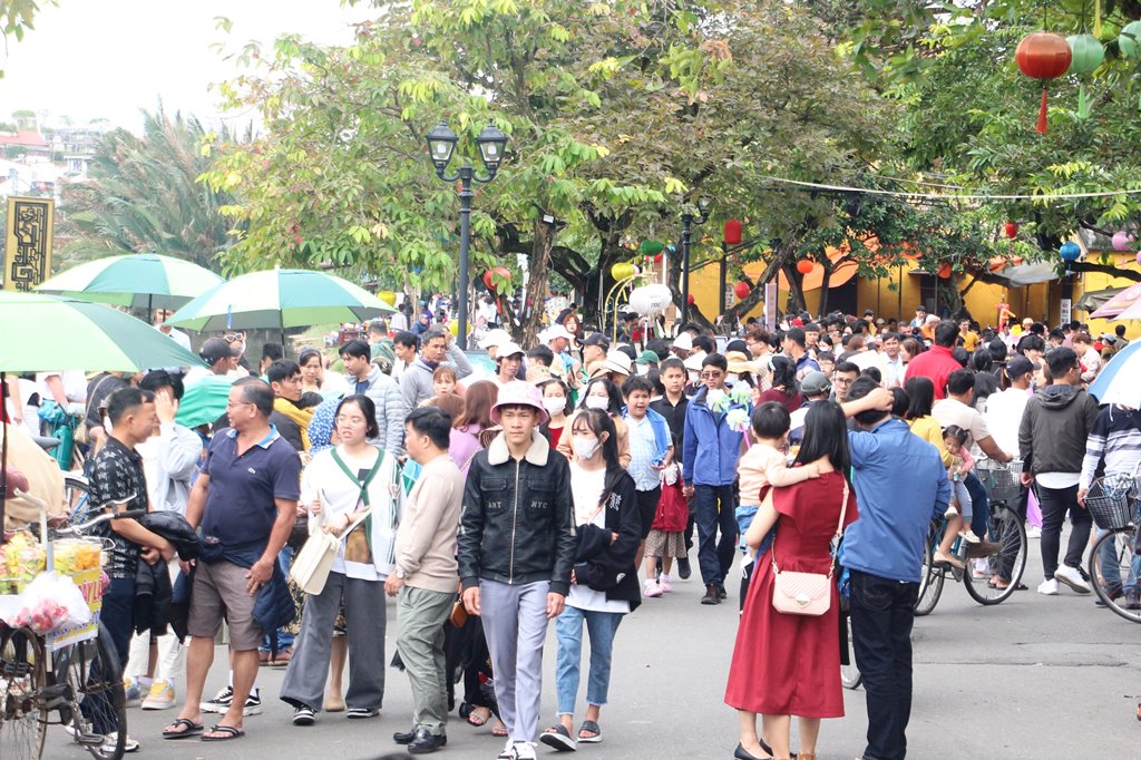 Hàng chục ngàn lượt khách đến phố cổ Hội An du xuân 