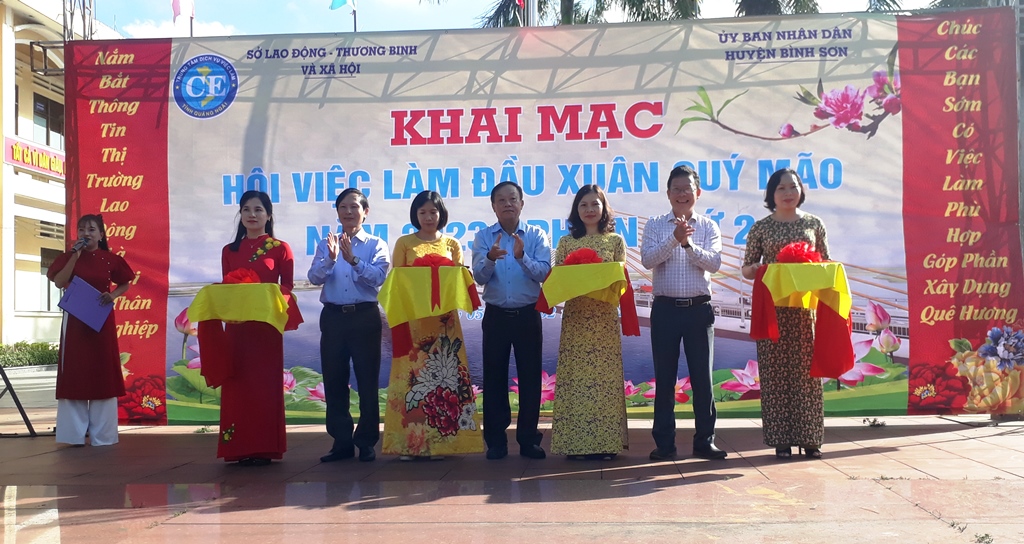 Cắt băng khai mạc Ngày Hội Việc làm Xuân Quý Mão - Phiên thứ 2 - 2023 tại huyện Bình Sơn.