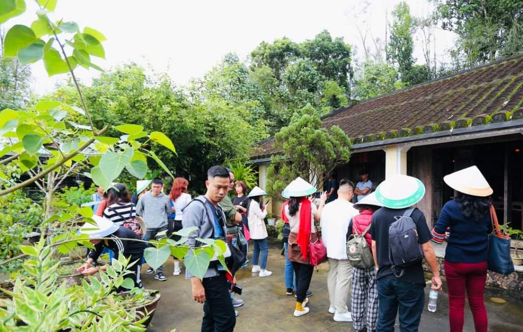 Du khách tham quan và trải nghiệm tại làng cổ Lộc Yên