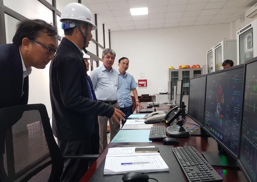 Phó Chủ tịch UBND tỉnh Quảng Nam Hồ Quang Bửu cùng các đại biểu tham quan phòng điều khiển công trình.