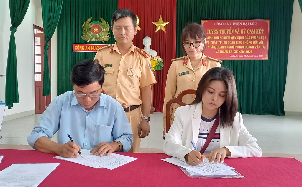 Ký cam kết không vi phạm các quy định của pháp luật về trật tự, TTATGT trên địa bàn huyện Đại Lộc 