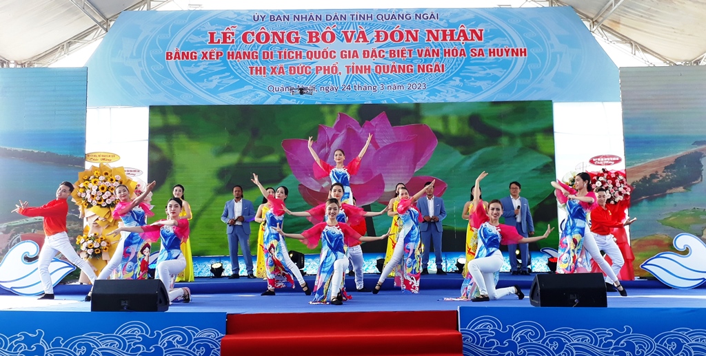 Chương trình văn nghệ chào mừng đặc sắc “Sa Huỳnh – dấu ấn thời gian” do Trung tâm văn hóa nghệ thuật tỉnh biểu diễn.