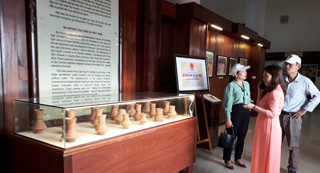 Di tích Văn hóa Sa Huỳnh phân bổ xung quanh đầm An Khê được trưng bày tại Nhà trưng bày Văn hóa Sa Huỳnh
