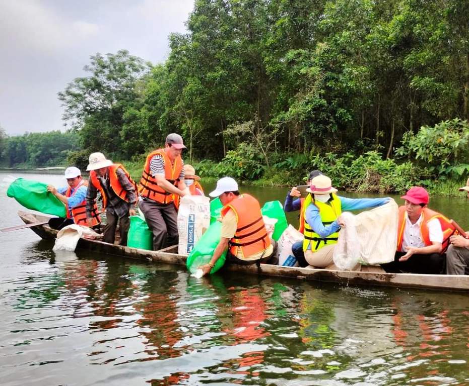 Thả giống để tái tạo nguồn lợi thủy sản, góp phần giữ gìn tính đa dạng sinh học tại đập Đá Giăng, xã Bình Minh, huyện Bình Sơn.