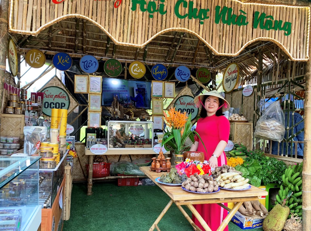Hội chợ nhà nông và Trưng bày giới thiệu sản phẩm khởi nghiệp sáng tạo thu hút đông đảo Nhân dân và du khách tham quan và mua sắm.
