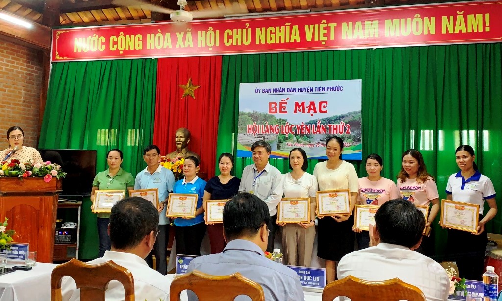 Các tập thể, cá nhân có nhiều đóng góp cho Hội làng Lộc Yên được tuyên dương, khen thưởng.