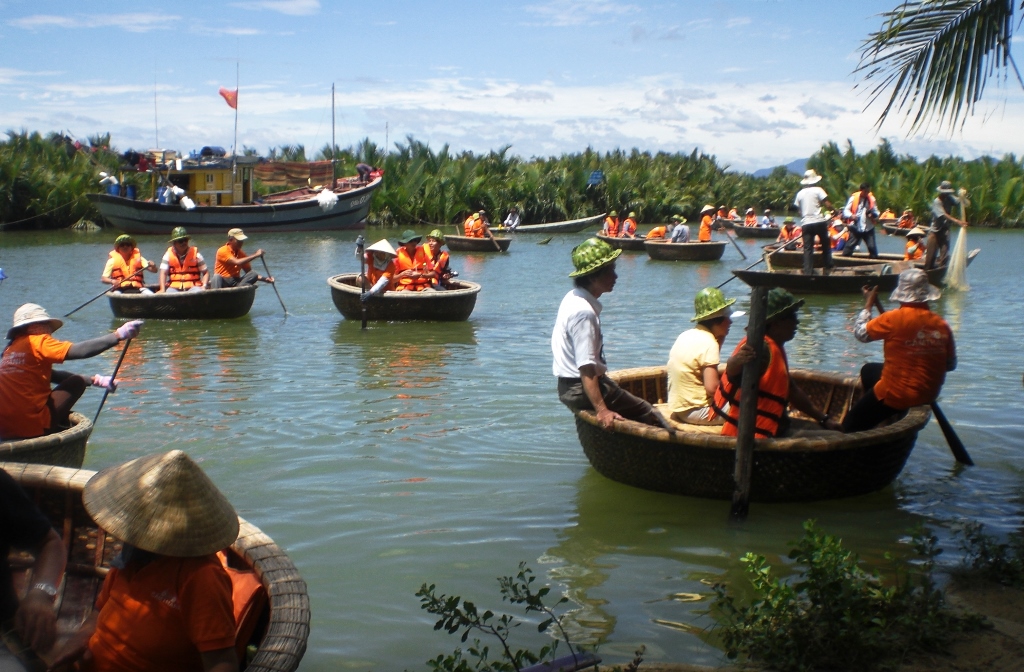 Du khách trải nghiệm tại vườn dừa Bảy Mẫu (Hội An).