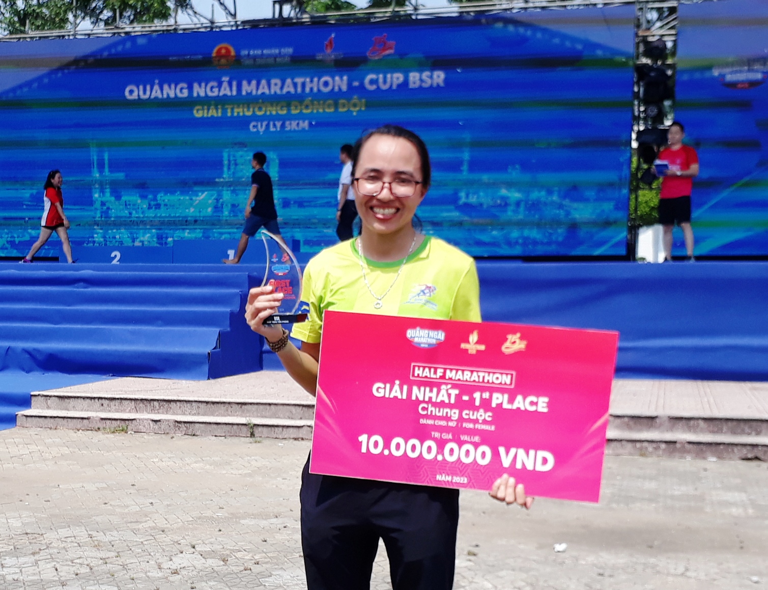 Nữ hoàng chân đất Phạm Thị Bình đạt Giải Nhất chung cuộc cự ly 21km nữ giải Marathon Quảng Ngãi – Cup BSR 2023