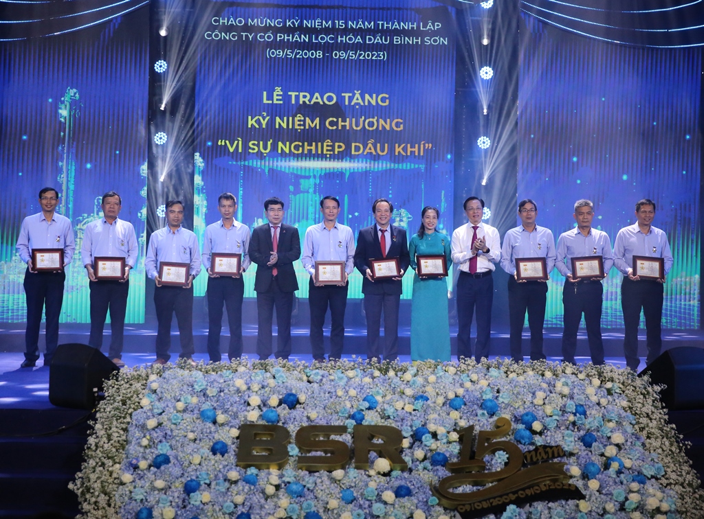10 cá nhân của BSR có thành tích xuất sắc được nhận Kỷ niệm chương “Vì sự nghiệp dầu khí”.