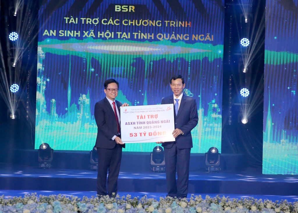 BSR trao bảng tượng trưng cam kết tài trợ các chương trình anh sinh xã hội tỉnh Quảng Ngãi năm 2023-2024 với số tiền 53 tỷ đồng. 
