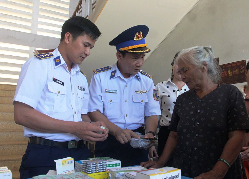 Các y, bác sĩ của BTL Vùng CSB 2 khám bệnh, cấp thuốc miễn phí cho người dân huyện đảo Lý Sơn.