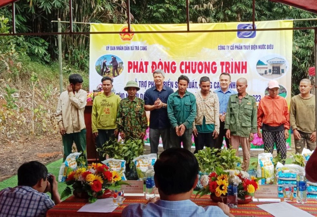 Phó Chủ tịch UBND tỉnh Quảng Nam Hồ Quang Bửu trao cây giống dổi xanh cho người dân xã Trà Cang