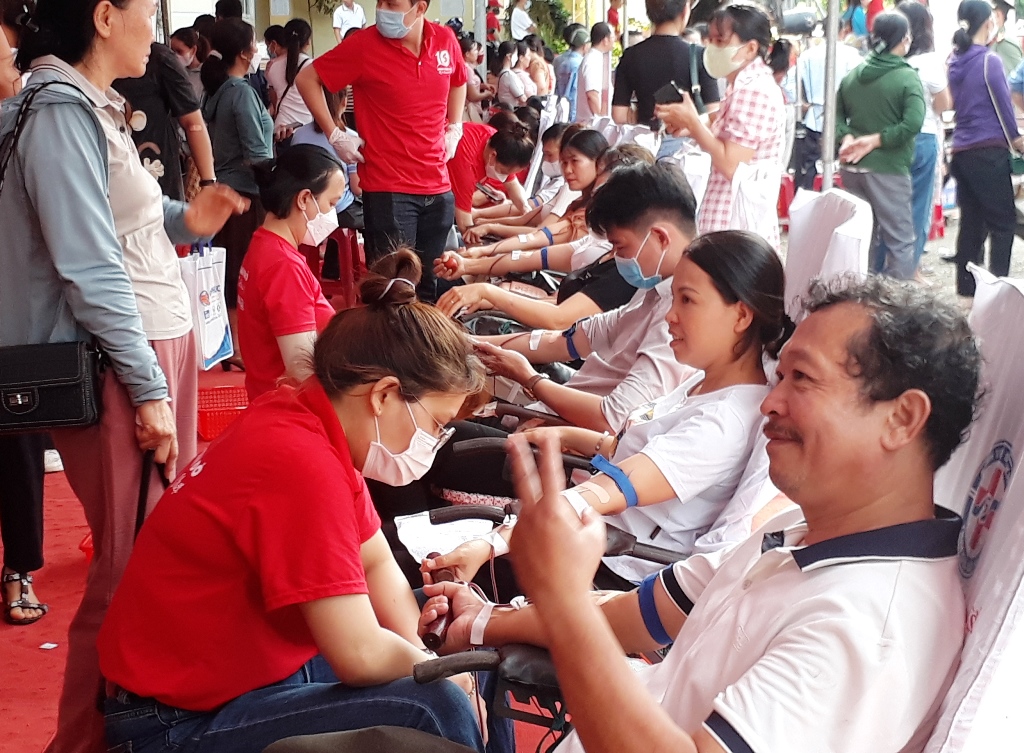 Đông đảo các tình nguyện đã tham gia hiến máu