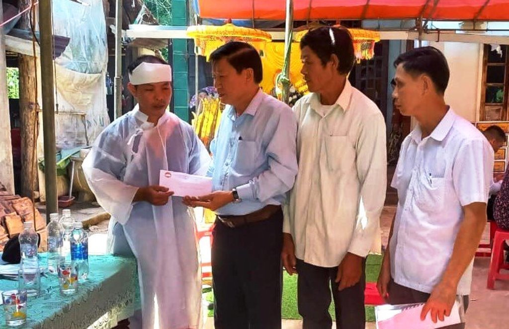 Lãnh đạo Ủy ban MTTQ Việt Nam tỉnh Quảng Nam thăm hỏi, hỗ trợ gia đình có 3 đứa con bị chết đuối.