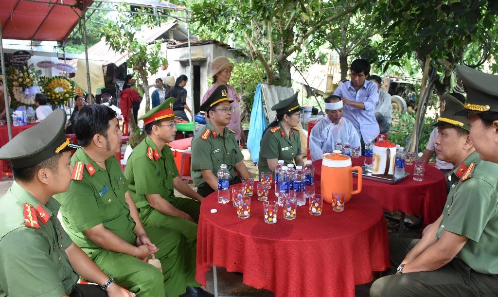 Đoàn công tác Công an tỉnh Quảng Nam thăm hỏi gia đình anh Võ Hồng Tuấn.