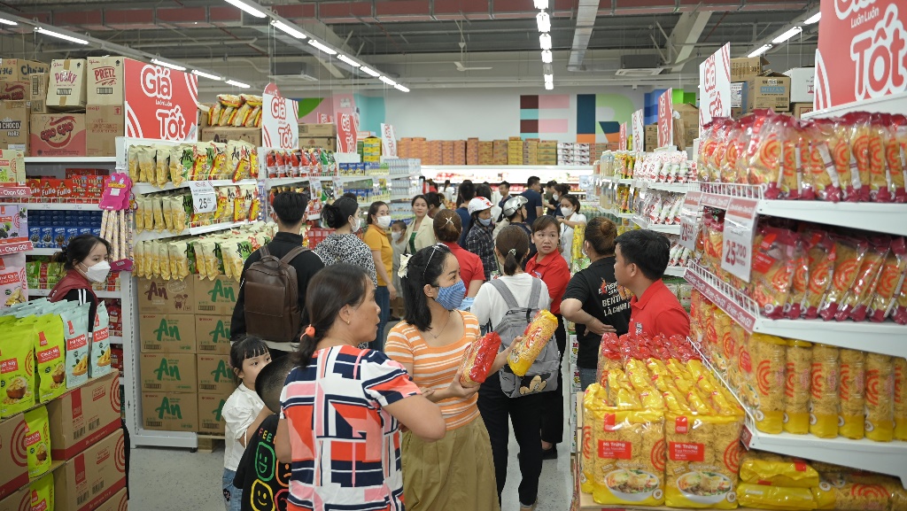 Người tiêu dùng mua sắm tại siêu thị go! Điện Bàn