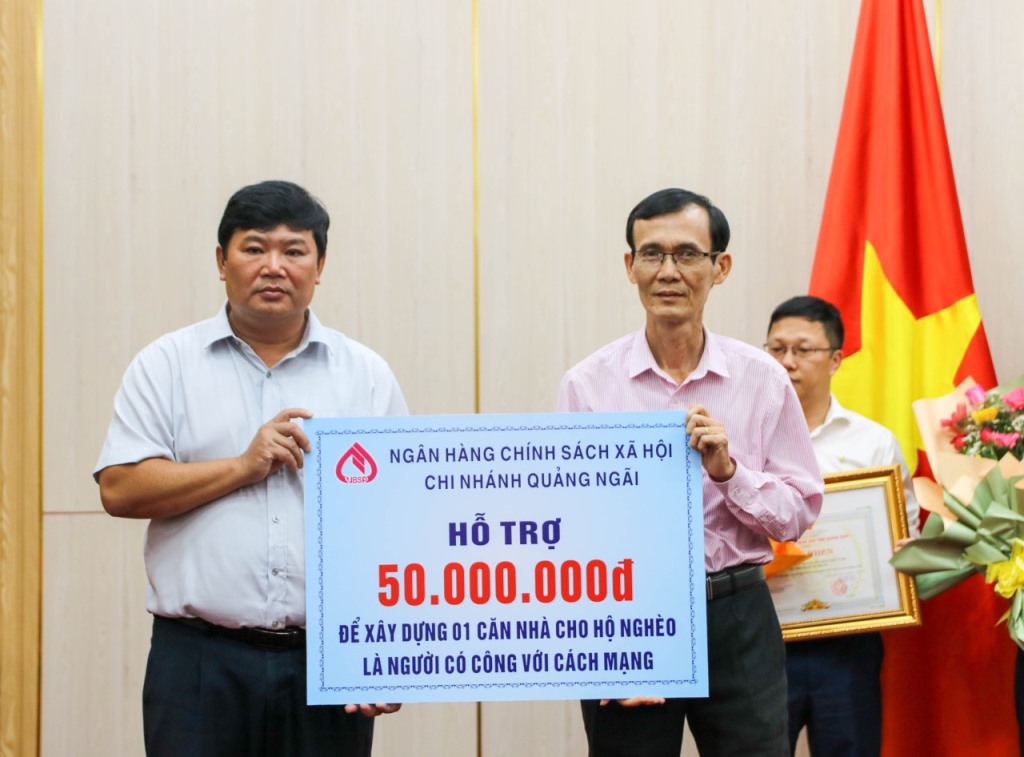 Công đoàn cơ sở NHCSXH tỉnh Quảng Ngãi trao ủng hộ để xây dựng 01 căn nhà cho hộ nghèo, là người có công với cách mạng