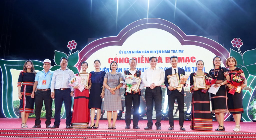 Ban Tổ chức khen thưởng các đơn vị tham gia Liên hoan nghệ thuật cồng chiêng trong khuôn khổ Lễ hội sâm Ngọc Linh lần thứ 5