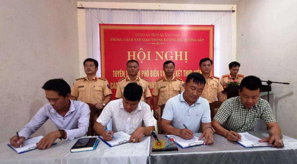 Các chủ doanh nghiệp vận tải đã tham gia ký cam kết thực hiện các quy định của pháp luật về TTATGT đường bộ trên địa bàn tỉnh Quảng Nam (ảnh CTV)