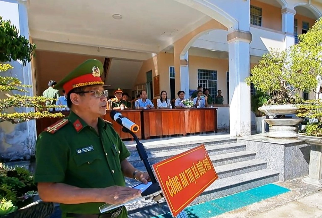 Đại tá Đào Quang Minh, Trưởng Công an thị xã Đức Phổ phát biểu quán triệt và phát lệnh ra quân