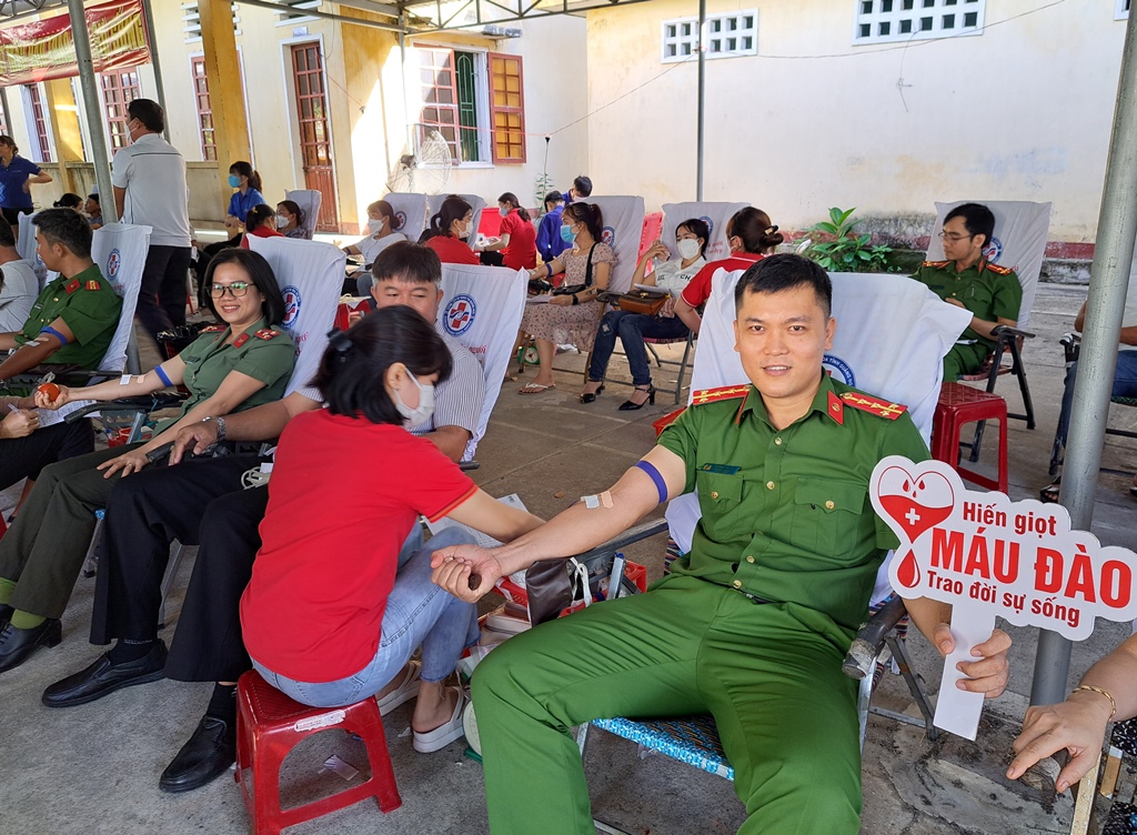 Cán bộ chiến sỹ Công an thị xã Đức Phổ tình nguyện tham gia hiến máu tình nguyện