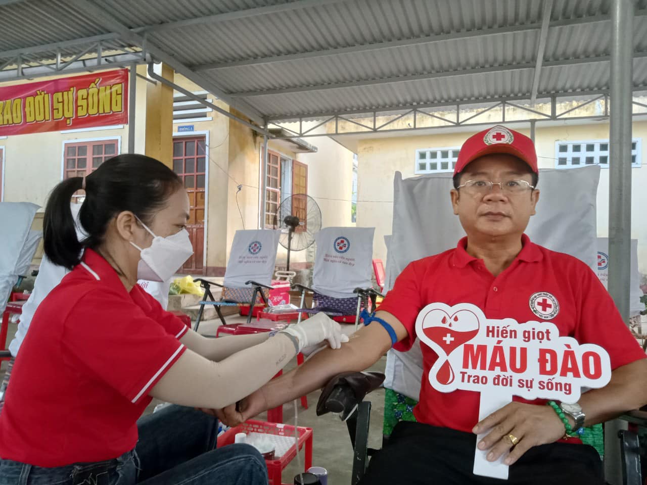 Anh Nguyễn Minh Cảnh, Chủ tịch Hội Chữ thập đỏ, Phó trưởng ban thường trực Ban Chỉ đạo hiến máu tình nguyện thị xã Đức Phổ tham gia hiến máu tình nguyện