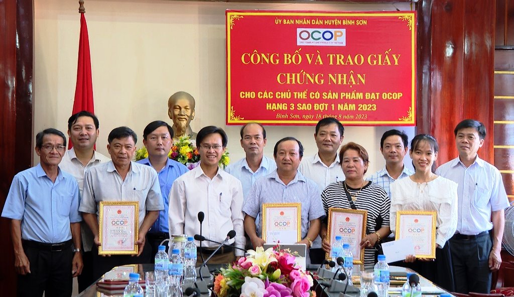 Huyện Bình Sơn cấp Giấy chứng nhận cho các chủ thể có sản phẩm OCOP đạt hạng 3 sao.
