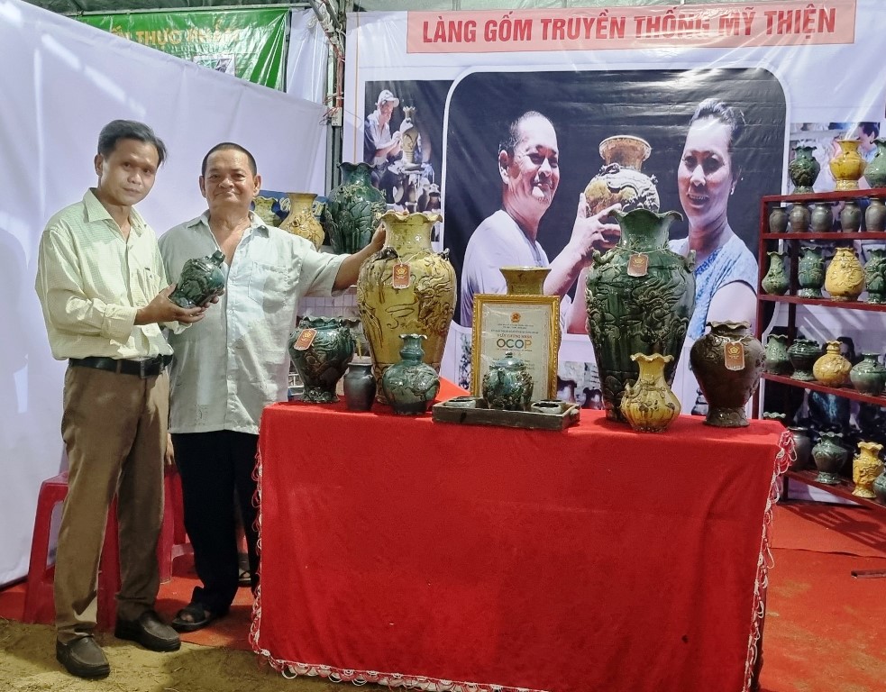 Lục Bình gốm Mỹ Thiện của hộ kinh doanh Đặng Văn Trịnh ở thị trấn Châu Ổ, (huyện Bình Sơn) được tỉnh Quảng Ngãi công nhận sản phẩm OCOP hạng 3 sao 