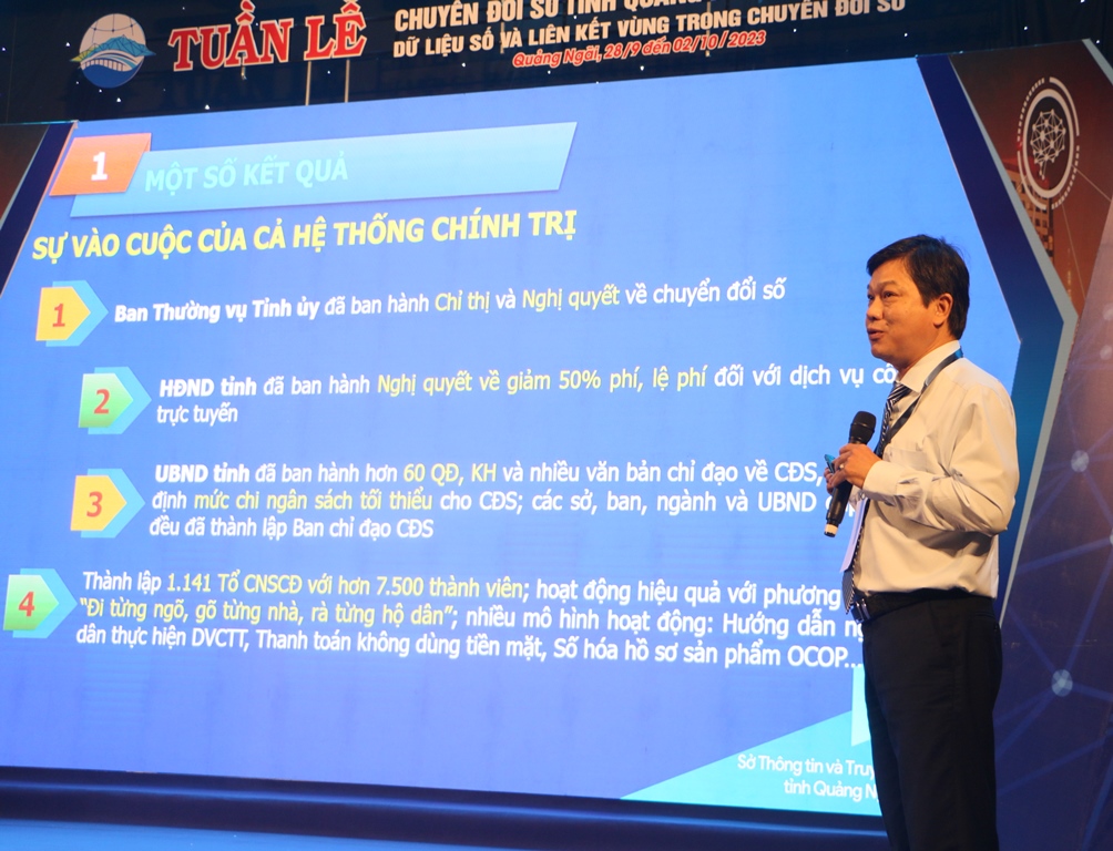 Ông Trần Thanh Trường, Giám đốc Sở Thông tin và Truyền thông Quảng Ngãi báo cáo về thành tựu Chuyển đổi số Quảng Ngãi