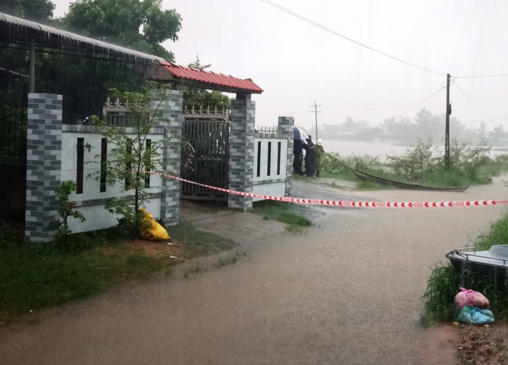 Nhiều tuyến đường giao thông trên địa bàn thị trấn Châu Ổ, huyện Bình Sơn (Quảng Ngãi) bị ngập