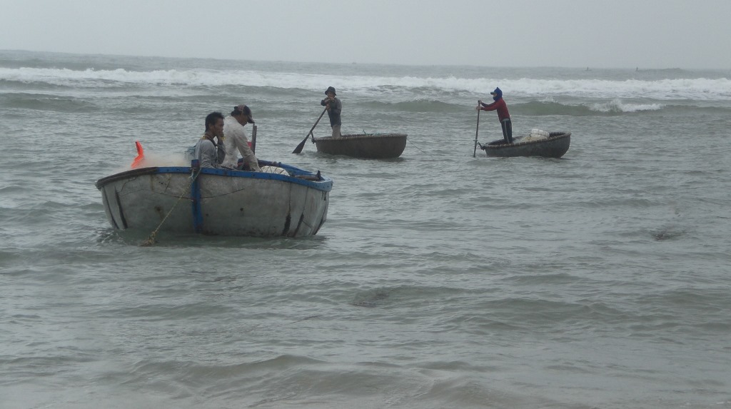 Ngư dân Quảng Ngãi hành nghề câu thúng trên biển (ảnh minh họa)