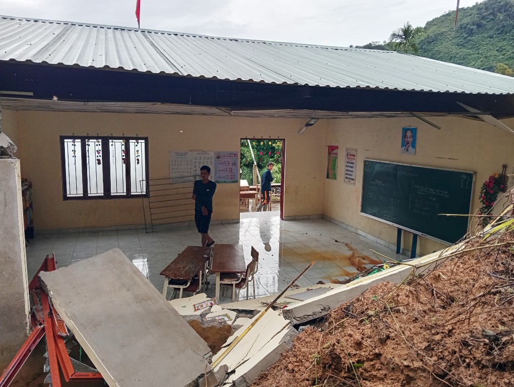 Mưa lớn, đất đá sạt lở, khiến cho điểm trường Tak Cui ở thôn 5, xã Trà Cang, Nam Trà My (Quảng Nam) bị hư hại. (ảnh CTV)