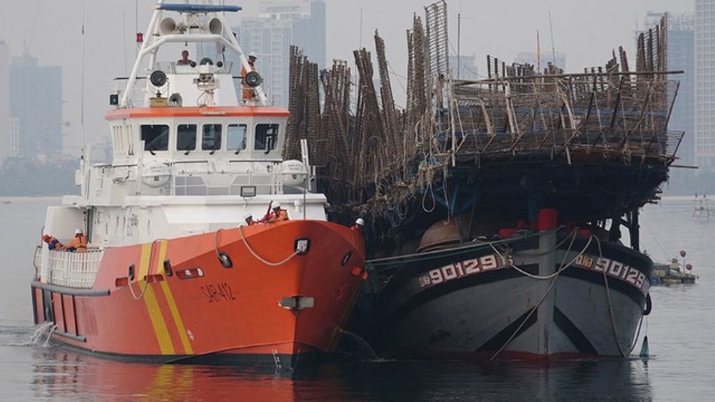 Tàu cứu hộ lai dắt tàu cá QNa 90129 TS cùng ngư dân về đất liền sau khi gặp nạn trên biển vào tháng 4-2019 (Nguồn tư liệu)