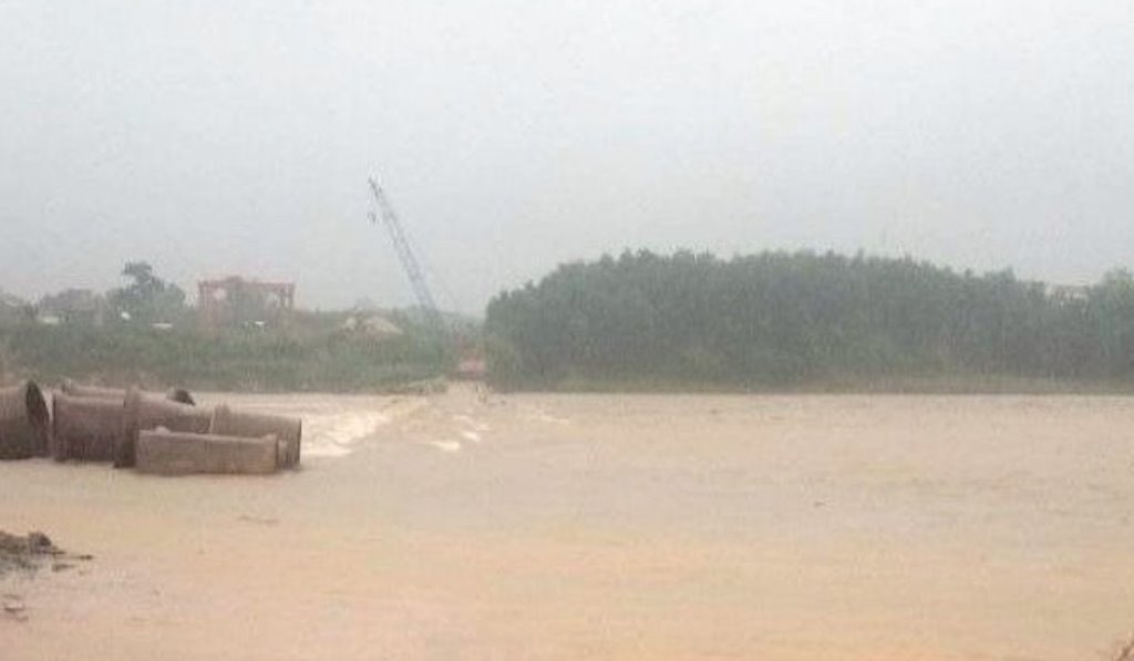 Một số tuyến đường trên địa bàn huyện Sơn Hà (Quảng Ngãi) bị tắc đường do ngập nước sâu